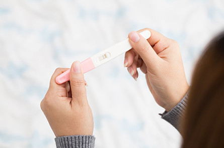 Le test de grossesse et les premiers symptômes